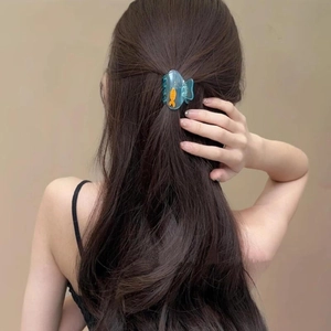 Pince à cheveux bleue translucide avec joli design de poisson rouge pour coiffure féminine