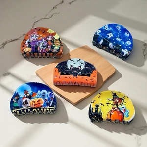 Set di mollette per capelli Halloween con stampe di streghe e zucche su marmo