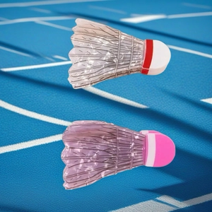 Pinces à cheveux en forme de volant de badminton blanc perle et lilas sur fond de sport