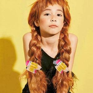 Simpatiche mollette per capelli in PVC a forma di matita, design giallo e rosa su modella
