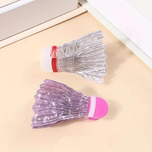 Gros plan détaillé des pinces à cheveux en forme de volant avec des textures réalistes