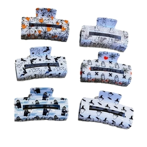 6-piece set of Halloween ghost and bat pattern hair claws made of durable PVC material