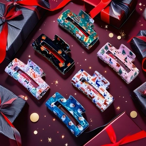 Détail de 6 pinces à cheveux de Noël avec motifs Père Noël et renne sur fond rouge