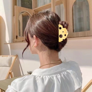 Pince à cheveux créative en forme de fromage pour femme utilisée pour un chignon chic