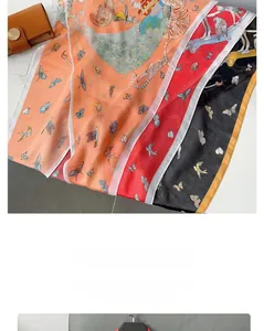 Détail d'un foulard en soie en losange avec imprimés papillons colorés et illustrations