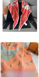 Détails d'un foulard en soie avec motifs traditionnels de grues, papillons et nuages