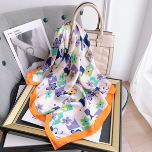 Elegante Foulard Quadrato in Raso con Stampa Floreale a Scacchiera per Donna Leggera Sciarpa di Poliestere Accessorio