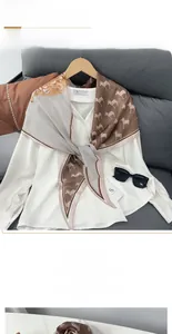 Détail d'un foulard en soie en losange avec imprimé zèbre et motifs architecturaux sur chemise
