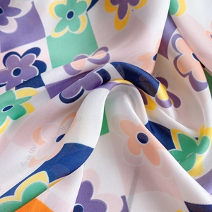 Foulard quadrato in seta sintetica con stampe floreali e motivi a scacchi