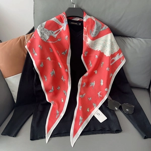 Élégant foulard en soie à imprimé papillon rouge avec un pull noir à col en V