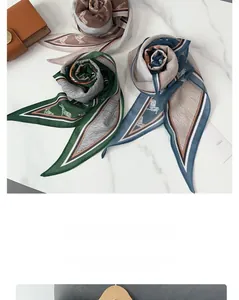 Détail de foulards en soie en forme de losange avec imprimé zèbre et bordures élégantes
