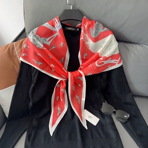 Foulard Élégant en Polyester Satiné pour Femmes Imprimé Animal Papillon Écharpe Losange Polyvalente pour Décoration de Chemise