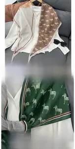 Détail de la texture d'un foulard en soie à motif zébré et coutures de finition