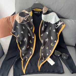 Foulard en soie noir avec imprimé papillon doré et motifs d'oiseaux sur un haut