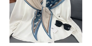 Détail d'un foulard en soie élégant à imprimé zèbre avec une chemise en mousseline blanche
