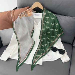 Foulard en soie à motif zèbre assorti à une chemise blanche sur un cintre en bois