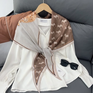 Foulard élégant en soie imprimé cheval sur chemise blanche avec cintre en bois