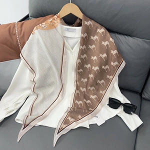 Chemisier chic en mousseline blanche avec foulard en soie imprimé cheval et lunettes