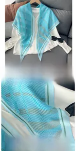 Vue détaillée du motif à rayures et de la texture soyeuse avec l'étiquette logo