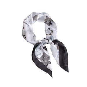 Foulard quadrato in seta floreale con motivi geometrici bianchi e neri da donna