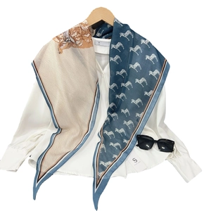 Foulard en soie en forme de losange avec imprimé cheval et illustration de cerf