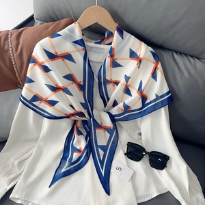 Chemisier blanc en soie avec foulard à motifs géométriques bleus et oranges