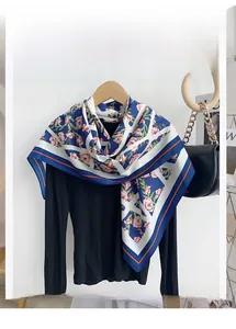 Détail d'un foulard carré élégant à imprimé floral montrant la texture du tissu polyester