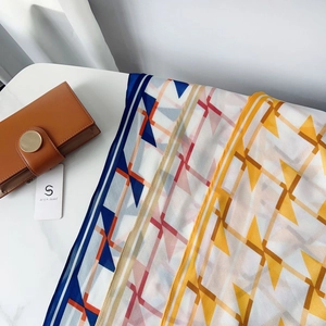 Foulard en soie géométrique moderne avec blocs colorés sur marbre blanc