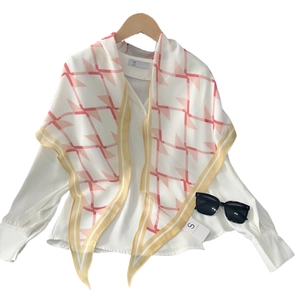 Foulard en soie d'été pour femmes avec motifs géométriques rose et orange sur chemise