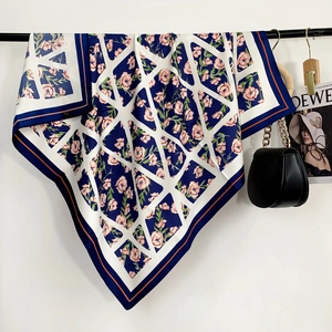 Carré de Soie Satiné Élégant pour Femmes Imprimé Floral Motif Roses Foulard Protection Solaire Grand Bandana Plage Mode