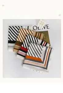 Mise à plat de foulards en soie synthétique rayés de diverses couleurs avec magazine