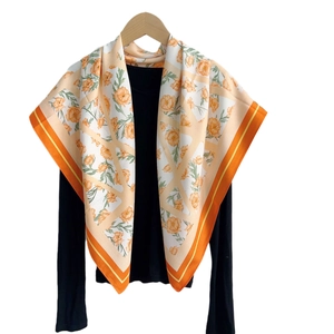 Foulard en soie à imprimé floral orange et vert sur fond blanc éclatant