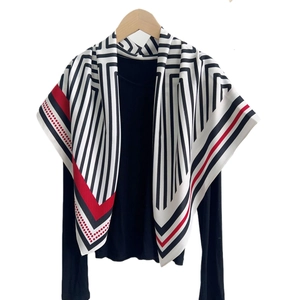 Élégant grand foulard carré en soie à rayures géométriques noir blanc et rouge pour femme
