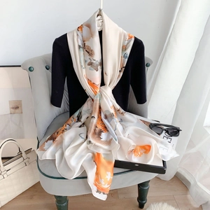 Elegante sciarpa lunga in seta con stampa a inchiostro arancione e blu su raso beige