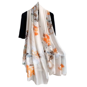 Elegante sciarpa di seta con motivo floreale a inchiostro cinese in beige, arancio e blu
