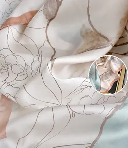 Dettaglio macro del tessuto in chiffon di seta con stampa a camelia e trama traspirante