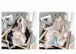 Dettaglio dei foulard in seta a fiori nei colori nero-rosa e rosa carne molto eleganti