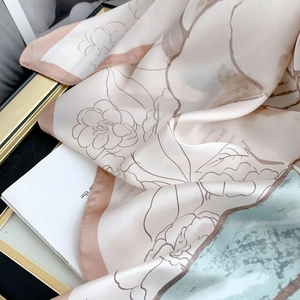 Elegante foulard in seta beige con camelia dipinta a mano e bordo marrone