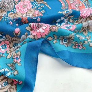 Sciarpa blu con motivo paisley, rose rosa e trama a spina di pesce su sfondo bianco