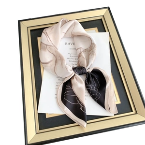 Elegante sciarpa in seta camelia con texture marmo e motivo floreale su cornice oro