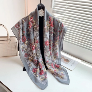 Foulard di seta grigio con stampa floreale retrò appeso elegantemente a una gruccia nera