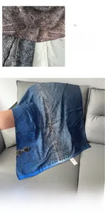Dettaglio dello scialle 85x180cm in cotone e lino con motivi paisley vintage floreali