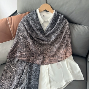 Sciarpa in lino con motivo paisley sfumato dal grigio al rosa su camicia bianca e gruccia