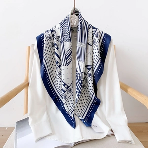 Foulard Carré Élégant en Polyester Fini Satiné pour Femmes Imprimé Paisley Géométrique Grand Foulard pour Bureau et Quotidien