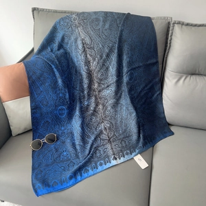 Sciarpa scialle in cotone e lino blu navy con stampa paisley su un divano