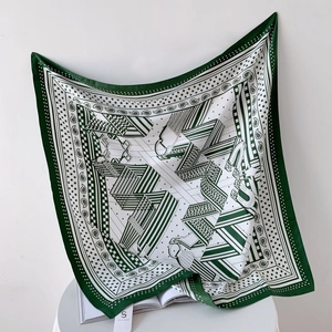Foulard carré en soie vert et blanc avec motifs géométriques et design d'étoiles
