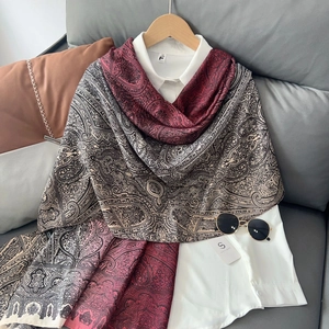 Scialle leggero in cotone e lino con stampa paisley retrò ed elegante drappeggio