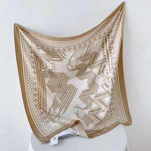 Détail macro de la texture de soie avec motifs géométriques de ceinture et chaîne en beige