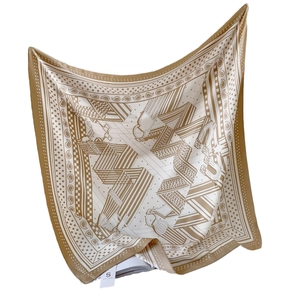 Foulard en soie bleu marine avec motif mors géométrique dans un affichage flottant élégant