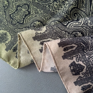 Dettaglio dello scialle in cotone e lino con stampa paisley e bordo rifinito con precisione